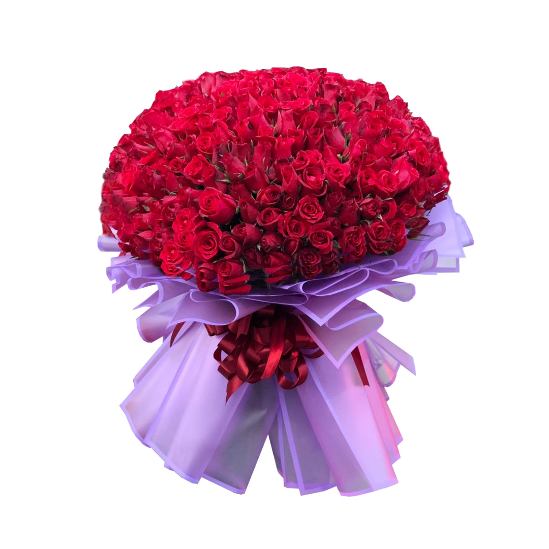 Grand bouquet: 365 red roses in a Korean wrap with border, beautifully tied with a satin ribbon. An extravagant display of love and passion.